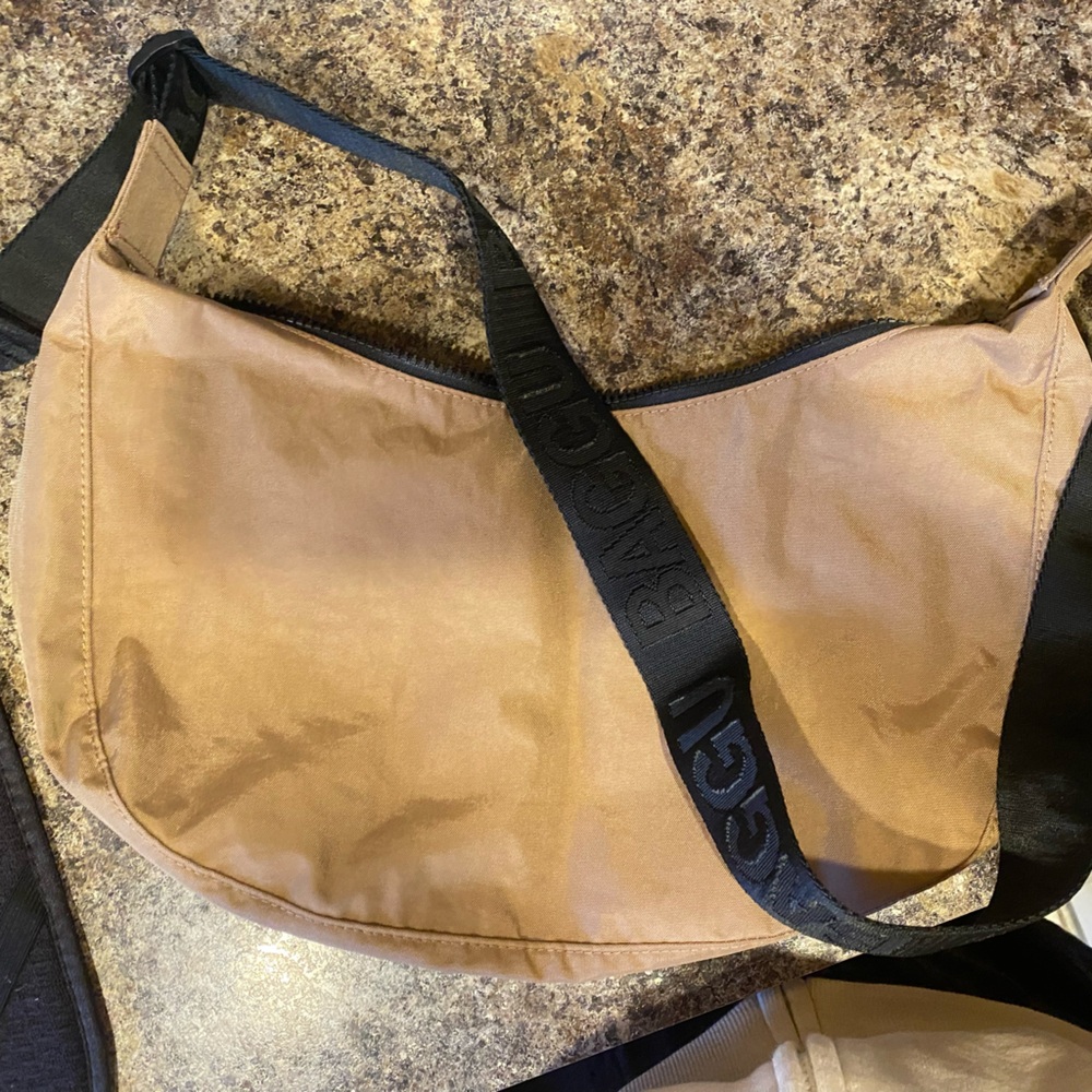 NWOT BAGGU Medium Crescent Cocoa